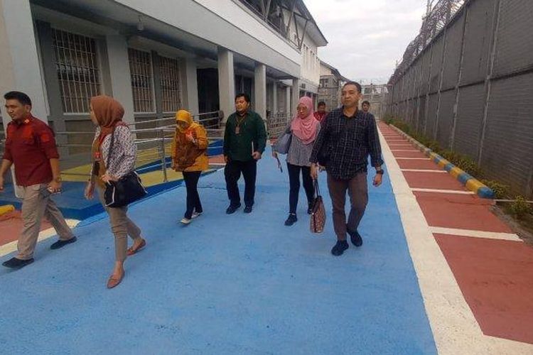 Wakil Ketua LPSK Sri Suparyati dan rombongan saat menuju Pengadilan Negeri Cirebon, Rabu (4/9/2024). 