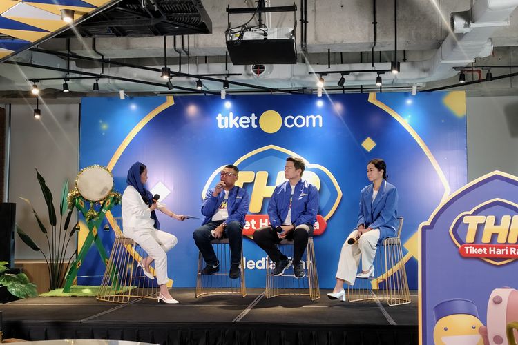 [Dari kiri] Director of Transportation tiket.com Andi Hendrawan; Co-Founder & Chief Marketing Officer tiket.com Gaery Undarsa; dan Financial Educator Aliyah Natasya saat pers conference Tiket Hari Raya (THR) di Jakarta Barat, Senin (23/2/2026).