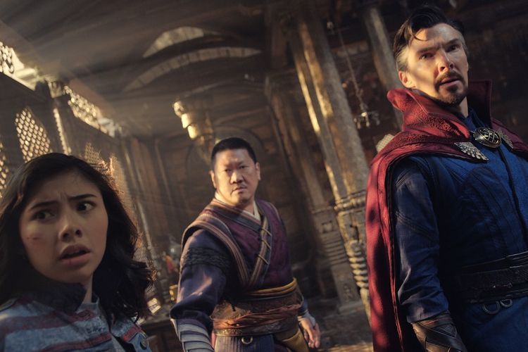 (Dari kiri) Xochitl Gomez sebagai America Chavez, Benedict Wong sebagai Wong, dan Benedict Cumberbatch sebagai Dr. Stephen Strange dalam film produksi Marvel Studios, Doctor Strange in the Multiverse of Madness. 