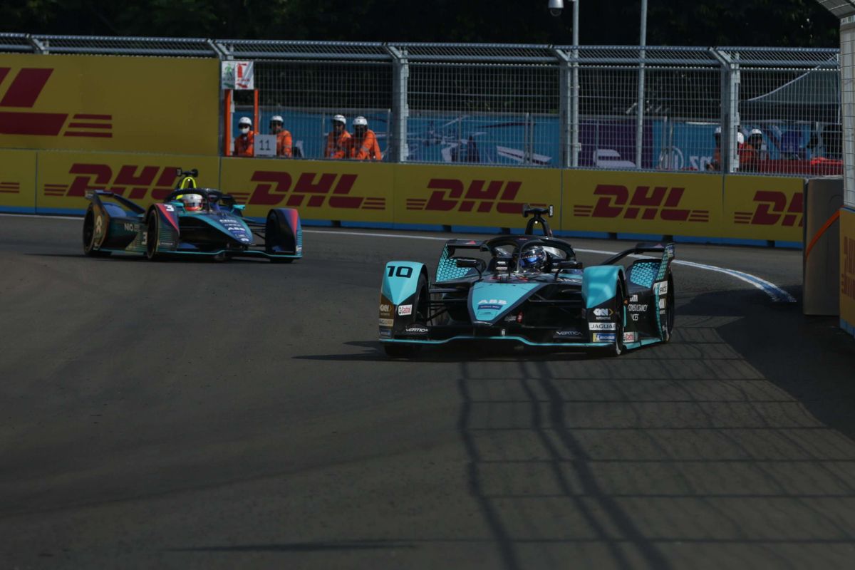 Pebalap Formula E mengikuti sesi latihan bebas 2 di Jakarta International E-Prix Circuit (JIEC), Ancol, Jakarta, Sabtu (4/6/2022). Sebanyak 22 pebalap dari 11 tim akan mengikuti balapan Formula E.