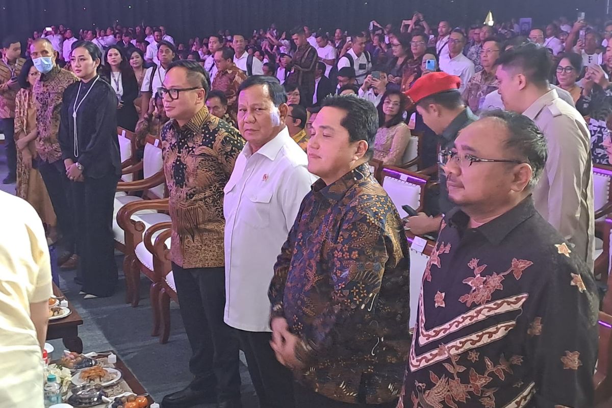 Menhan Prabowo Subianto, Menteri BUMN Erick Thohir, dan Menag Yaqut Cholil Qoumas menghadiri acara Natal Bersama Kementerian BUMN 2023 di JCC Senayan, Jakarta, Senin (15/1/2024). 