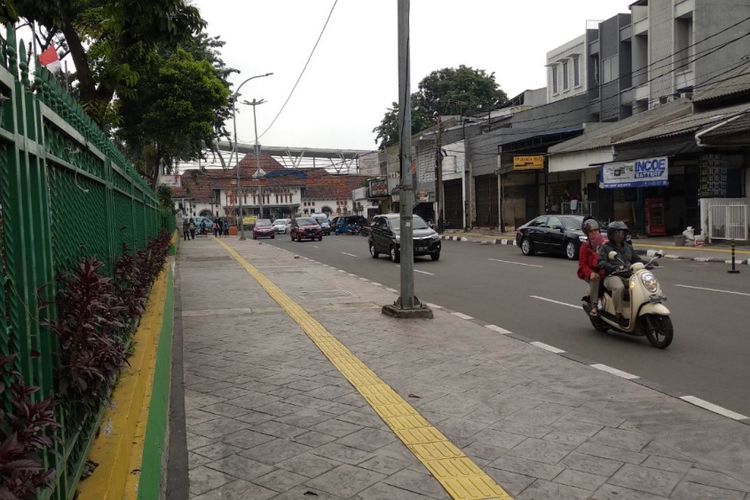 Trotoar di depan Pasar Akik, Jatinegara, Jakarta Timur, Jumat (16/3/2018)