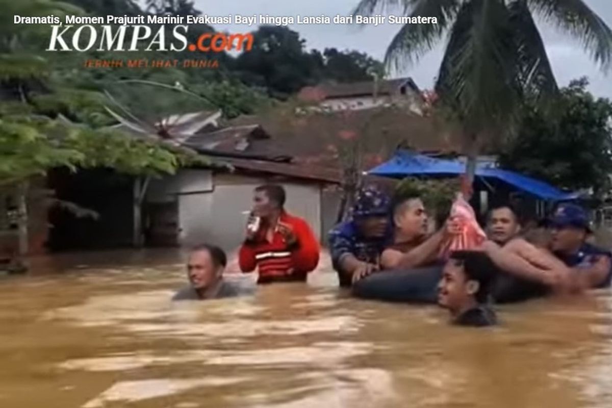Dalam kondisi cuaca buruk dan arus yang terus meningkat, para prajurit marinir mengevakuasi warga dari bayi hingga lansia yang terjebak banjir sejak bencana melanda pada 26 November 2025.
