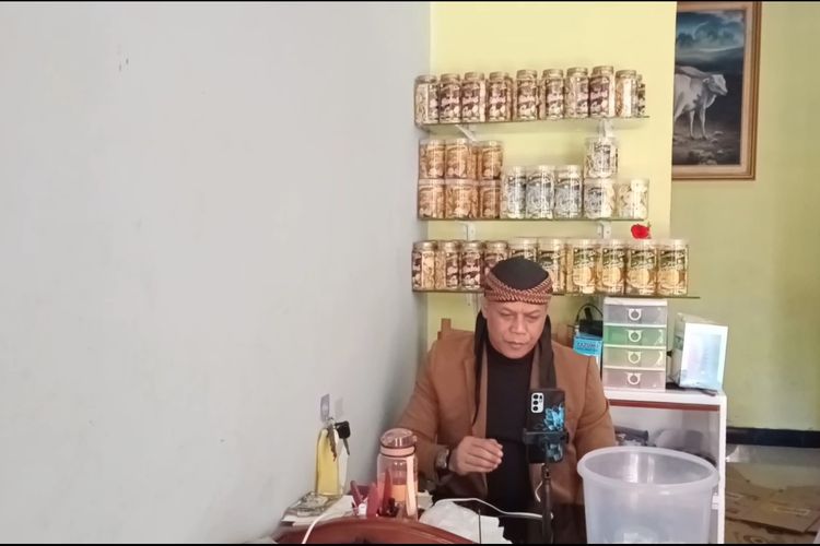 Khamim Tohari pemilik usaha Kendedes Selecta Fruit, usaha aneka keripik buah di Desa Tulungrejo, Kota Batu, Jawa Timur saat sedang persiapan live di TikTok. 