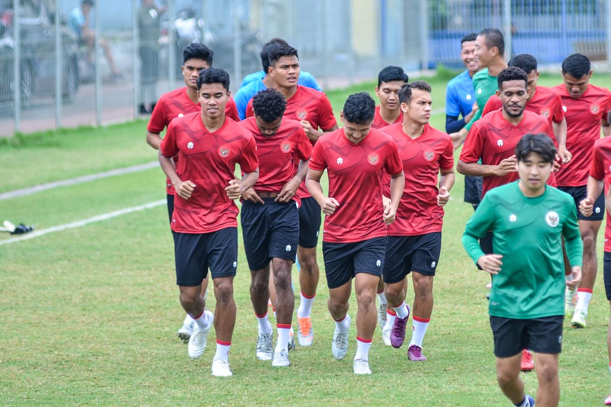 Muhammad Ferrari (depan kiri), beriringan dengan Yakob Sayuri, Syahrian Abimanyu, Egy Maulana Vikri, menjalani latihan Timnas Indonesia senior di Stadion Persib, Sidolig, Bandung, Kamis (22/9/2022) jelang laga Indonesia vs Curacao Sabtu (24/9/2022) di Stadion Gelora Bandung Lautan Api (GBLA).