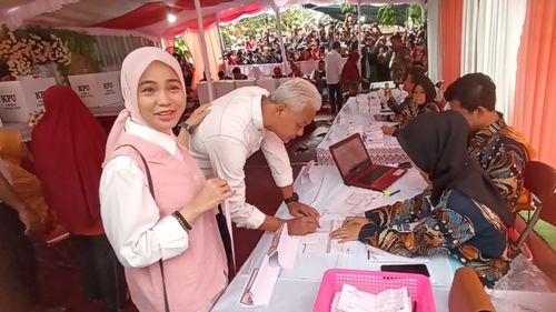 Istri Ganjar "Tertahan" Lebih Lama di Dalam Bilik TPS, Ada Apa?