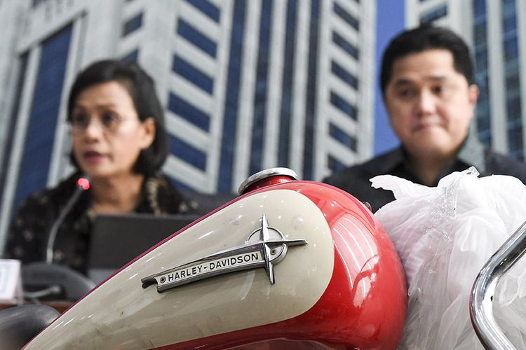 Menteri Keuangan Sri Mulyani (kiri) bersama Menteri BUMN Erick Thohir (kanan) menggelar konferensi pers terkait penyelundupan motor Harlery Davidson dan sepeda Brompton menggunakan pesawat baru milik Garuda Indonesia di Kementerian Keuangan, Jakarta, Kamis (5/12/2019). Direktorat Jenderal Bea dan Cukai Kemenkeu berhasil mengungkap penyelundupan sepeda motor Harley Davidson pesanan Direktur Utama PT Garuda Indonesia Tbk, I Gusti Ngurah Askhara dan dua sepeda Brompton beserta aksesorisnya menggunakan pesawat baru Airbus A330-900 Neo milik Garuda Indonesia.