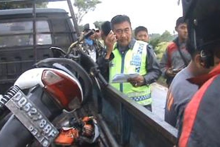 Aparat kepolisian di Kabupaten Gowa, Sulawesi Selatan tengah mengevakuasi sepeda motor dan mobil pick-up yang sebelumnya terlibat tabrakan maut, Rabu (1/4/2015).