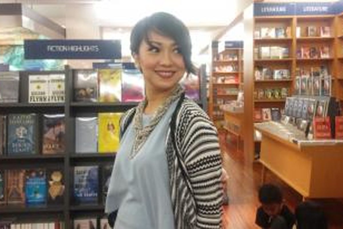 Nola Be3 diabadikan usai menghadiri peluncuran buku Parenthink di Kinokuniya Plaza Senayan, Jakarta Selatan, Senin (21/12/2015).