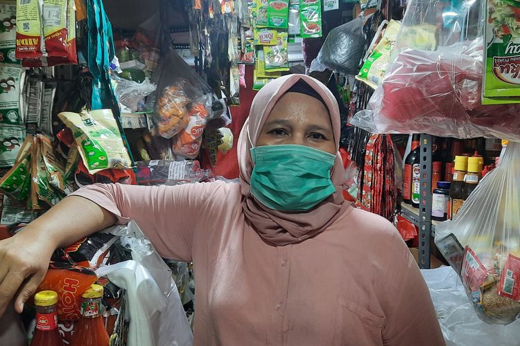 Harga minyak goreng di Pasar Kramatjati, Jakarta Timur, naik dalam sebulan terakhir. Hal itu dirasakan Zahra (52), salah satu penjual minyak goreng di sana.