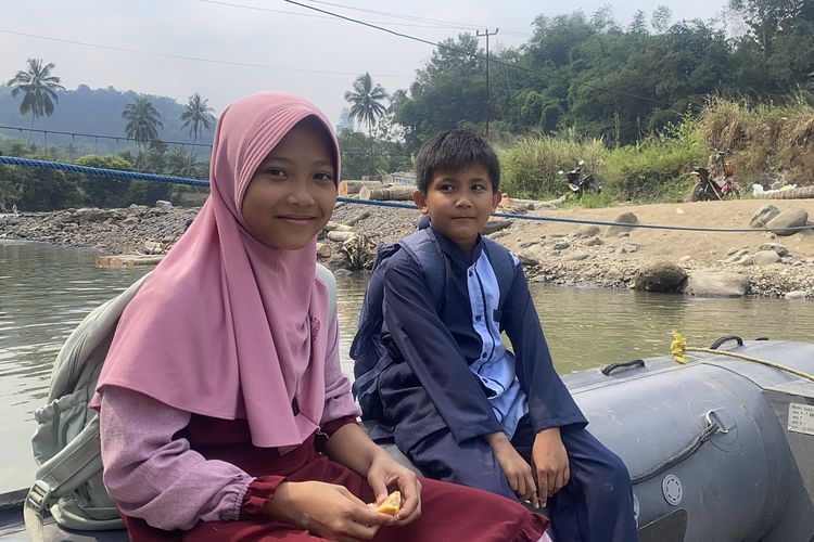 Siswa Minta Jembatan Putus di Sukabumi Segera Dibangun, Sudah 7 Bulan Andalkan Perahu Karet