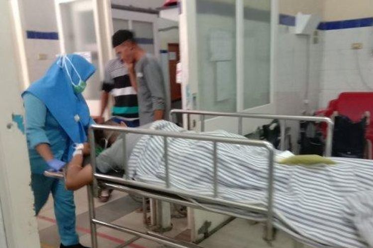 Kondisi korban peluru nyasar saat akan menjalani operasi di RS Urip Sumoharjo, Sabtu, 10 Agustus 2019. Seorang mahasiswa UBL tertembak saat berada di kantin kampus.

