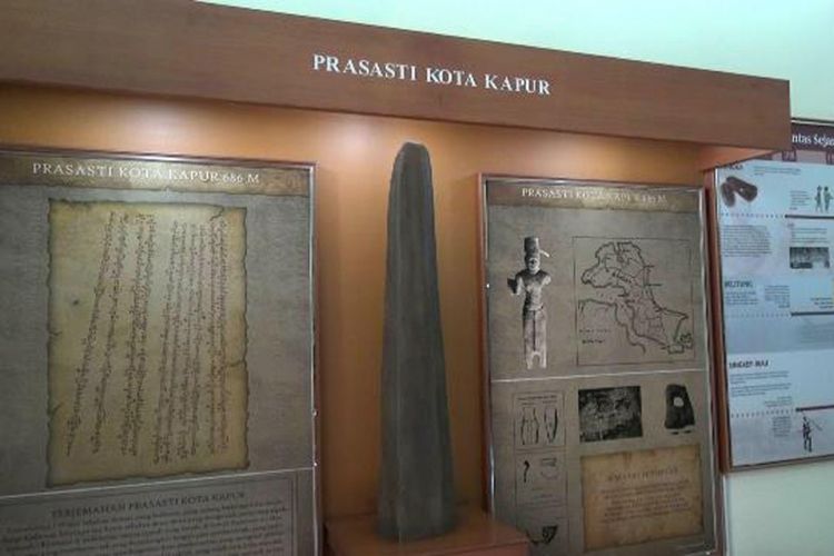 Replika Prasasti Kota Kapur di Museum Timah Pangkal Pinang, Kepulauan Bangka Belitung.