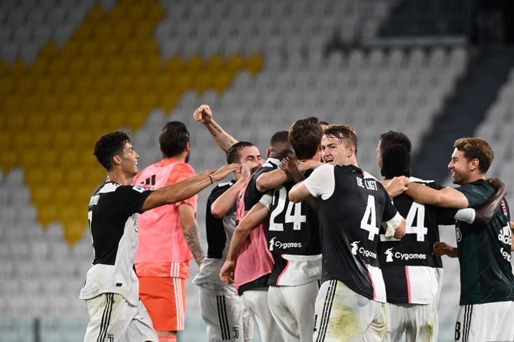 Tim Juventus merayakan gelar Serie A (scudetto) setelah pertandingan sepak bola Serie A Italia antara Juventus dan Sampdoria dimainkan secara tertutup di Stadion Allianz di Turin pada 26 Juli 2020. - Juventus mengklaim gelar Serie A kesembilan berturut-turut di 26 Juli menyusul kemenangan 2-0 atas Sampdoria.