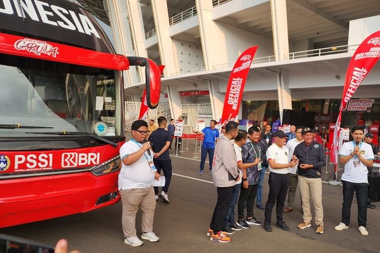 Penyerahan bus untuk Timnas Indonesia dari BRI. 
