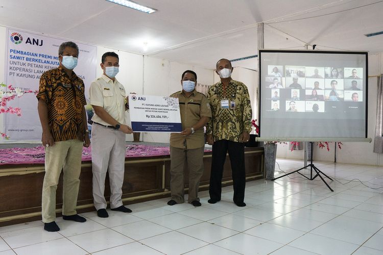 PT KAL, anak usaha dari ANJ memberikan pembagian premi minyak sawit berkelanjutan kepada petani kemitraan (ANJ). (DOK. ANJ)