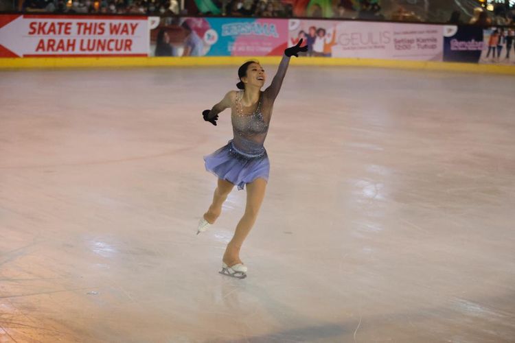 Atlet ice skating Indonesia, Kelly Elizabeth Supangat, ketika tampil di Indonesia Ice Skating Open (IISO) 2022.