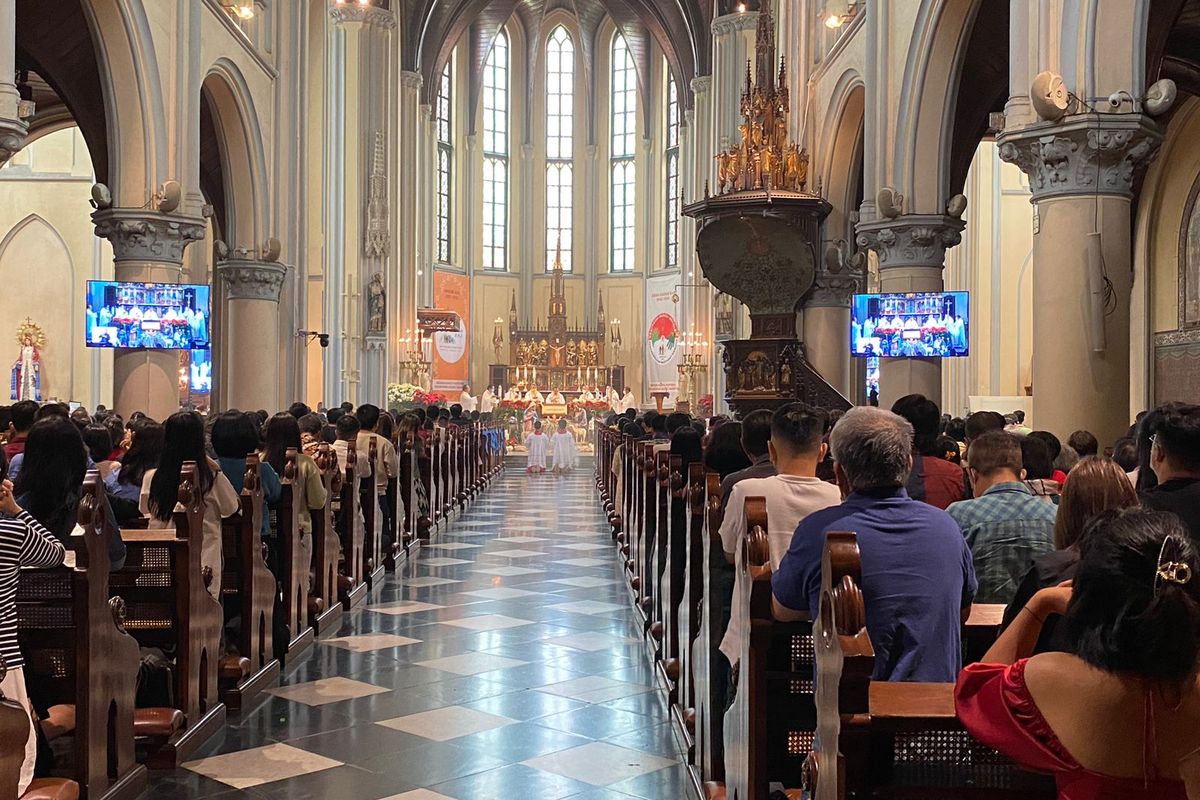 Suasana khidmat di Gereja Katedral Jakarta pada Minggu (25/12/2022). Para jemaat melaksanakan Misa Natal 2022 yang dimulai sejak pukul 08.30 WIB. 