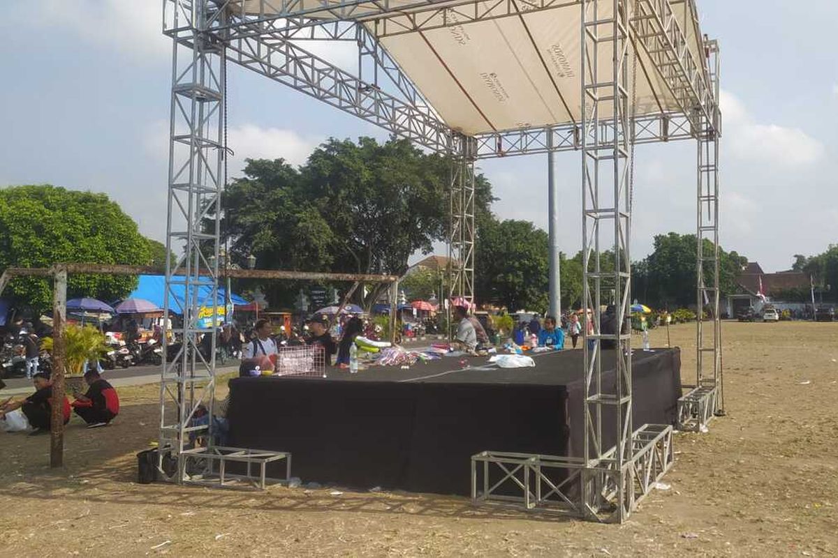 Panggung dan stand di acara yang gagal diselenggarakan di Alun-alun Selatan, Minggu (6/10/2024)