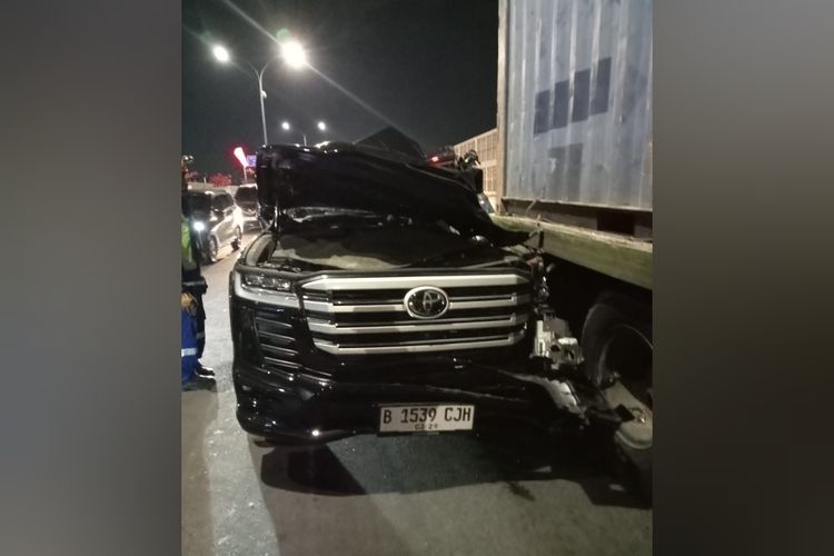 Kondisi mobil jenis SUV merek Toyota Land Cruiser yang mengalami kecelakaan di ruas Jalan Tol Layang, Kota Makassar, Sulsel, Rabu (25/9/2024) malam.