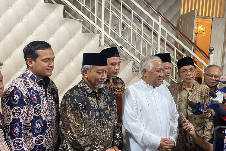 Presiden Partai Keadilan Sejahtera (PKS) Ahmad Syaikhu menemui eks Ketua Umum PP Muhammadiyah Din Syamsuddin di kediamannya, Cilandak, Jakarta Selatan, Selasa (23/5/2023) siang.