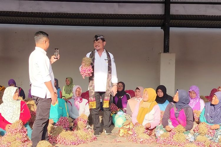 Menteri Pertanian (Mentan) Syahrul Yasin Limpo (SYL) melihat pengemasan ekspor 4 kontainer berisi 96 ton bawang merah ke Thailand, di gudang bawang di Kabupaten Brebes, Jawa Tengah, Rabu (9/8/2023).