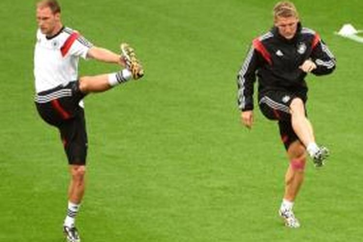 Dua pemain tim nasional Jerman, Benedikt Hoewedes (kiri) dan Bastian Schweinsteiger (kanan).