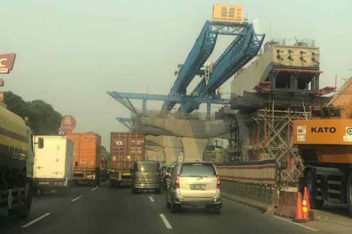 Pengerjaan proyek Jalan Tol Jakarta-Cikampek Elevated.