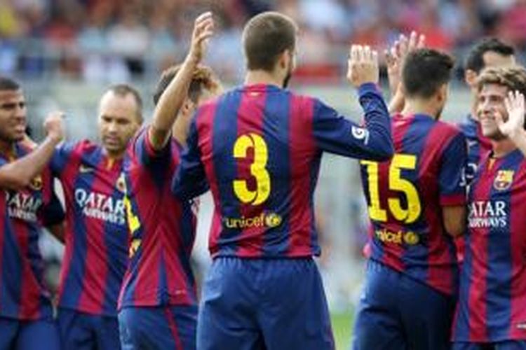 Para pemain Barcelona merayakan gol ke gawang Helsinki pada laga persahabatan di Sonera Stadium, Helsinki, Sabtu (9/8/2014).