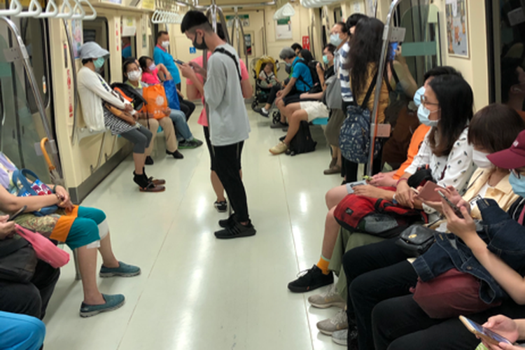 Suasana di dalam MRT kota Taipei, dimana penumpang wajib memakai masker.