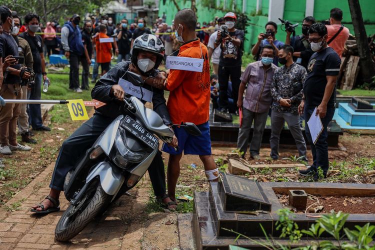 Polisi menggelar rekonstruksi kasus pembunuhan yang dialami oleh seorang koki, VF (22) di Tempat Pemakaman Umum Chober, Ulujami, Pesanggrahan, Jakarta Selatan, Kamis (24/2/2022). Sebelum kasus terkuak dan para pelaku ditangkap, korban VF ditemukan tewas bersimbah darah dan luka tusuk pada Kamis sekitar pukul 05.10 WIB.