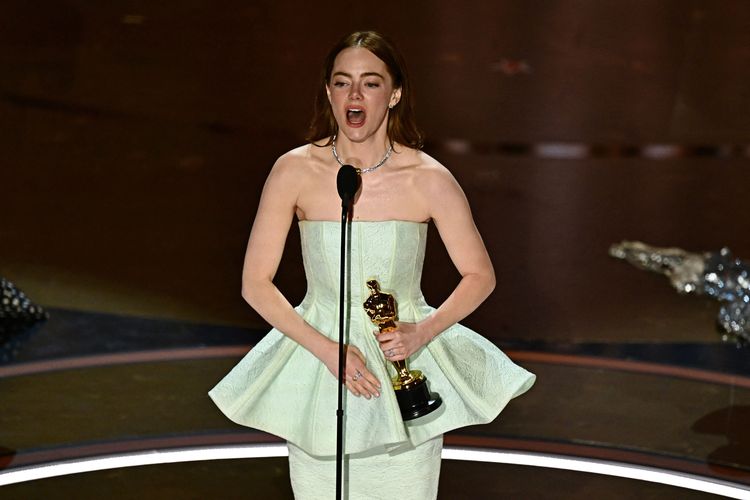 Aktris Emma Stone saat menerima penghargaan Aktris Terbaik di ajang penghargaan Oscar 2024 di Los Angeles, Amerika Serikat, Minggu (10/3/2024) malam waktu setempat.