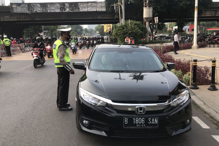 Polisi memberikan sosialisasi tentang penerapan sistem ganjil genap di Jalan RS Fatmawati, Cilandak, Jakarta Selatan pada Senin (25/10/2021) pagi.