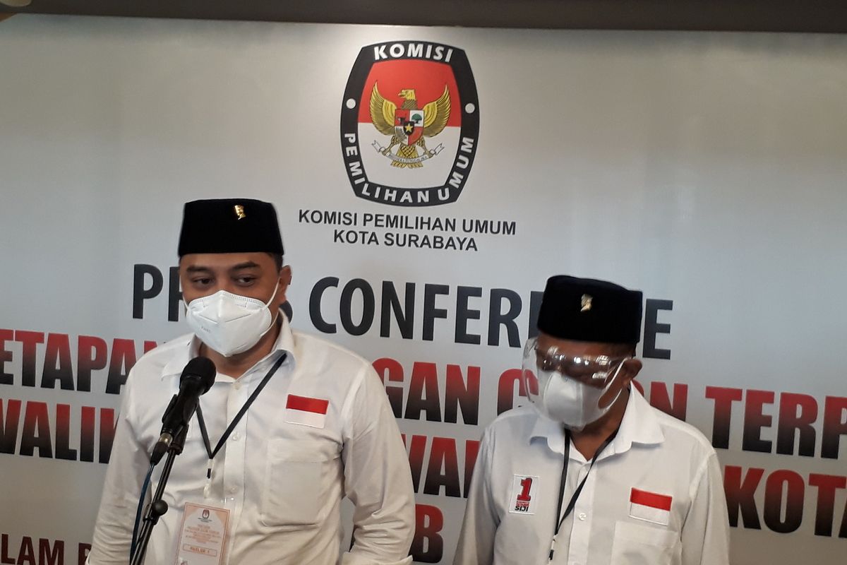 Pasangan Eri Cahyadi-Armuji memberikan keterangan pers kepada awak media usai ditetapkan sebagai Wali Kota dan Wakil Wali Kota Surabaya terpilih, Jumat (19/2/2021).