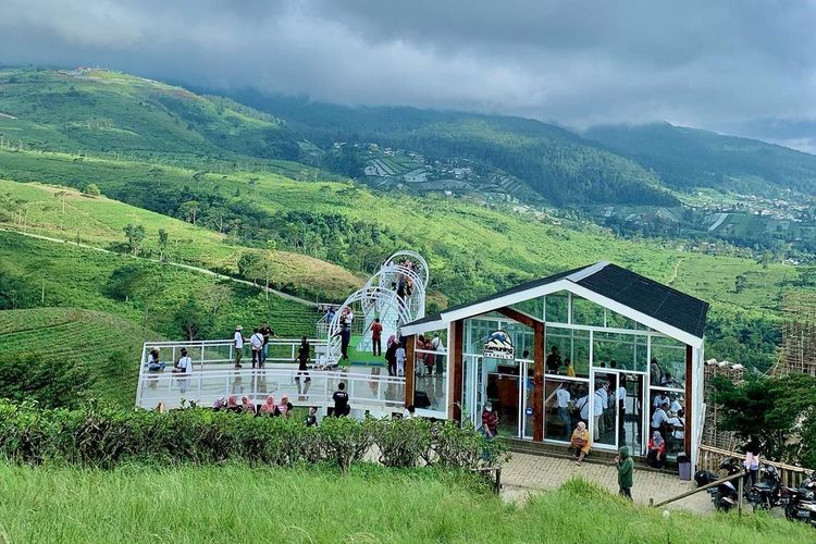 Kemuning Sky Hills di Karanganyar, Jawa Tengah, obyek wisata dengan wahana unggulan jembatan kaca sepanjang 65 meter di atas kebun teh

