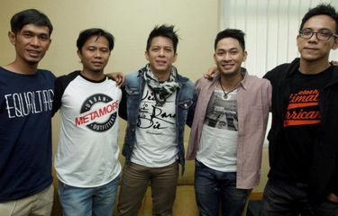 Para personel NOAH, yaitu (dari kiri ke kanan) Lukman, Reza, Ariel, Uki, dan David berkunjung ke kantor Redaksi Kompas.com, Palmerah, Jakarta, Selasa (26/3/2013). NOAH telah mengeluarkan album pertama mereka, yang bertajuk Seperti Seharusnya. 