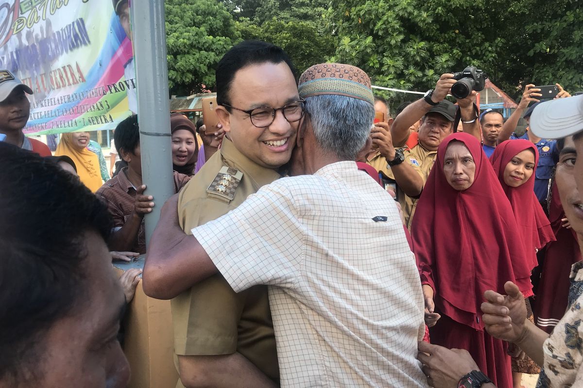 Seorang warga Pulau Sebira memeluk Gubernur DKI Jakarta Anies Baswedan, Selasa (16/4/2019). Kunjungan Anies adalah kunjungan kedua Gubernur DKI Jakarta ke Pulau Sebira setelah sebelumnya pulau ini dikunjungi Gubernur DKI Jakarta Wiyogo Atmodarminto pada tahun 1985. 