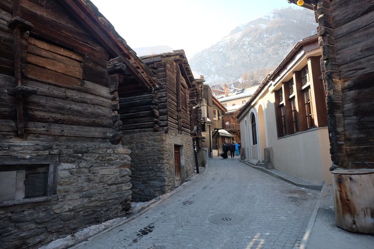 Kiri- Rumah lama dari abad ke 16 di desa lama Zermatt. 