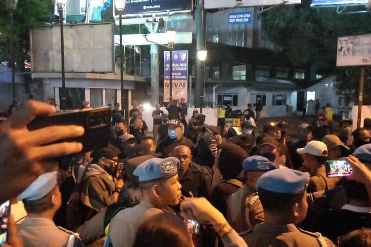 Viral Video Pria Berompi Semprot Cairan Merica Saat Demo, Satpol PP DIY Telusuri