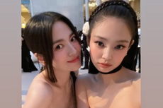 Beda 14 Tahun, Song Hye Kyo Curi Perhatian Saat Foto Bareng Jennie Blackpink di Met Gala 2023