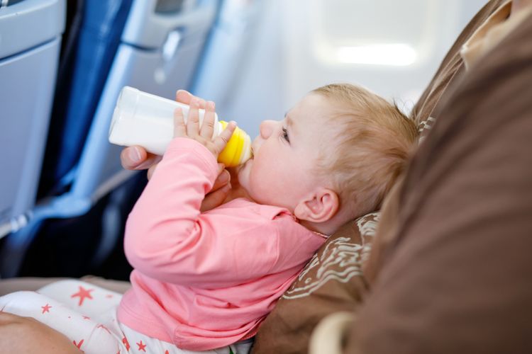 Ilustrasi bayi di pesawat.