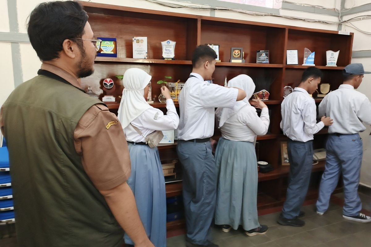 Sejumlah murid SMA, Sekolah Luar Biasa (SLB) Negeri A Pajajaran, Kota Bandung, Jawa Barat sedang mengenal situasi dan kondisi lingkungan SLBN Cicendo pasca sekolahnya direnovasi untuk perbaikan dan pembangunan Sekolah Rakyat, Senin (19/5/1/2025).