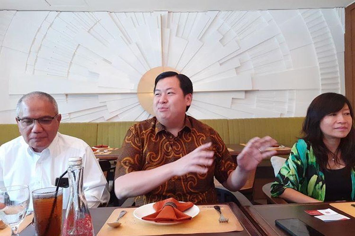 Advisor Lippo Cikarang Henry Riady (tengah) memaparkan proses pembangunan Meikarta di Jakarta, Kamis (16/1/2020).