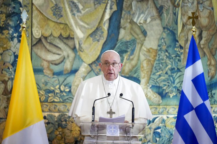 Paus Fransiskus menyampaikan pidatonya selama pertemuan dengan pihak berwenang di Istana Kepresidenan, di Athena, Sabtu, 4 Desember 2021.