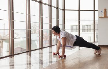 Latihan push up di rumah untuk turunkan berat badan.