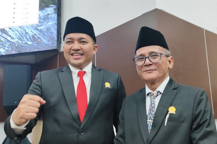 M. Shobih Asrori (kanan) Anggota DPRD Kab. Pasuruan yang dipecat PKB akhirnya bergendengan dengan Rusdi Sutejo yang bakal menjadi pasangan Calon Bupati dan Wakil Bupati Pasuruan pada Pilkada 2024, Rabu (21/8/2024)