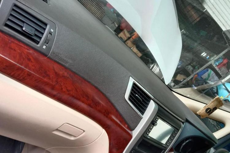 Dasbor Mobil Mewah Juga Bisa Lengket dan Pecah