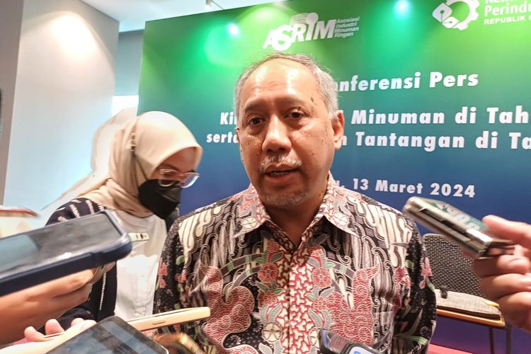 Ketua Umum Asosiasi Industri Minuman Ringan (ASRIM) Triyono Prijosoesilo usai konferensi pers Kinerja Industri Minuman Ringan di Jakarta, Rabu (13/3/2024).