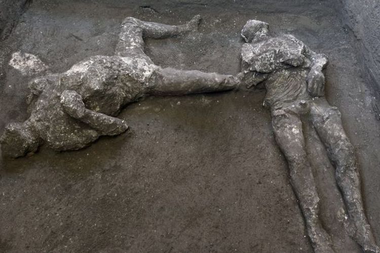 Dua jasad ini diperkirakan dulu tengah berusaha melarikan diri dari letusan besar Gunung Vesuvius, menurut para arkeolog.