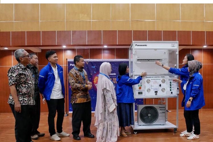 Edukasi sejarah dan perkembangan teknologi AC di Indonesia, pengenalan teknologi terbaru inverter, dan teknologi pemurnian udara nanoe?X pada Panasonic Goes to Campus 